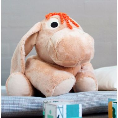 Rita er skabt med omsorg for at give ro og tryghed til børn fra 3 år. Med sine 1,8 kg fungerer hun som en beroligende, sansestimulerende ven.