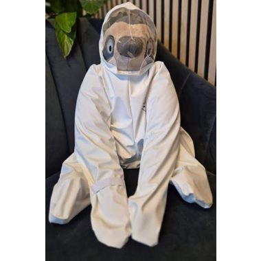 Beskyttelsesbetræk til Bent Tyngdebamse i beige. Overtrækket dækker hele Bent og har plastic ved ansigtet, så dovendyrets udtryk stadig er synligt, og så den næsten ligner en astronaut.