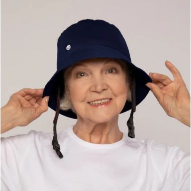 Billie er en elegant og stilsikker bøllehat, som samtidig er MDR-godkendt som hovedbeskyttelse. Den fås i to farver og med en aftagelig hagerem. Fås i flere størrelser