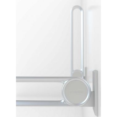 Sådan kan dit badeværelse indrettes med foldbare (hvide) toiletstøtter på begge sider af toilettet 