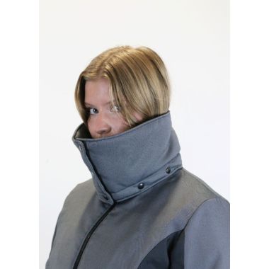 My Sphere er designet til både kvinder og mænd og skabt til at give ro og afskærmning i hverdagen med en stor, aftagelig krave