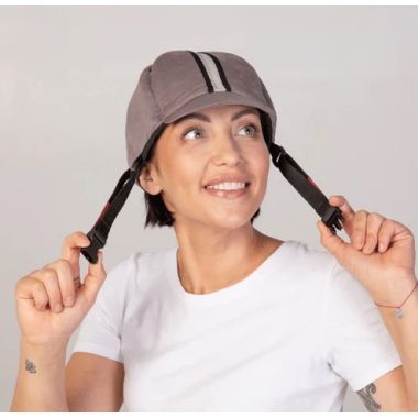 Ribcaps Hardy Kasket - Beskyttende Medicinsk Hjelm - her set i grå og med hageremmene monteret