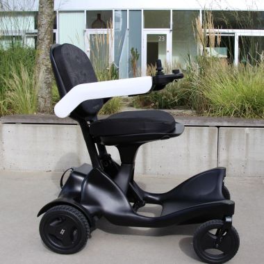 Zeno2 Foldbar El-Kørestol med armlæn, joystick og fodstøtte set fra siden