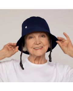 Billie er en elegant og stilsikker bøllehat og en MDR-godkendt hjelm til beskyttelse af hovedet. Den fås i flere størrelser og en aftagelig hagerem. Her ses den i mørkeblå