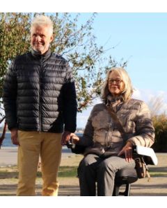 Zeno2 Foldbar El-Kørestol med armlæn, joystick og fodstøtte set fra siden