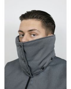 My Sphere er designet til både kvinder og mænd og skabt til at give ro og afskærmning i hverdagen med en stor, aftagelig krave