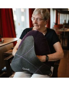 Dame slapper af med Qwiek.embrace meditativ tyngdepude med vibrationer
