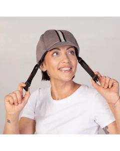 Ribcaps Hardy Kasket - Beskyttende Medicinsk Hjelm - her set i grå og med hageremmene monteret